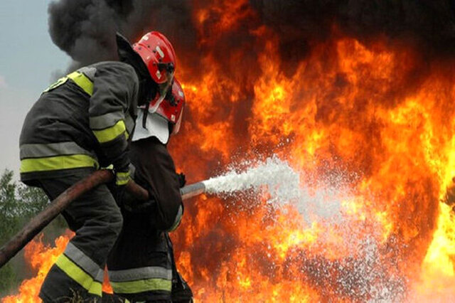 اطفاء کامل آتش سوزی در یکی از خیابان‌های بندر انزلی