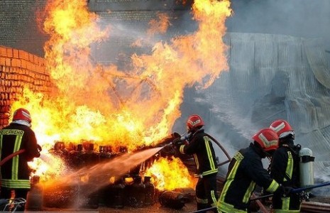 آتش سوزی ۷ مکان تجاری در پیربازار